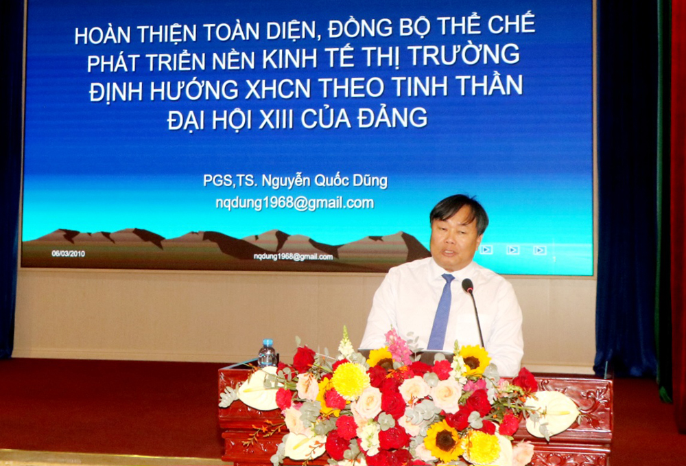 Phó Giáo sư - Tiến sĩ Nguyễn Quốc Dũng, Giám đốc Học viện Chính trị Khu vực II giảng chuyên đề thứ nhất.
